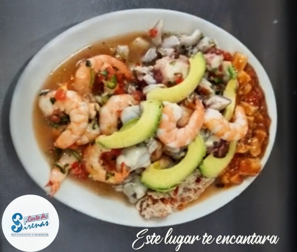 Plato con mariscos frescos para comer: camarones, pulpo y más